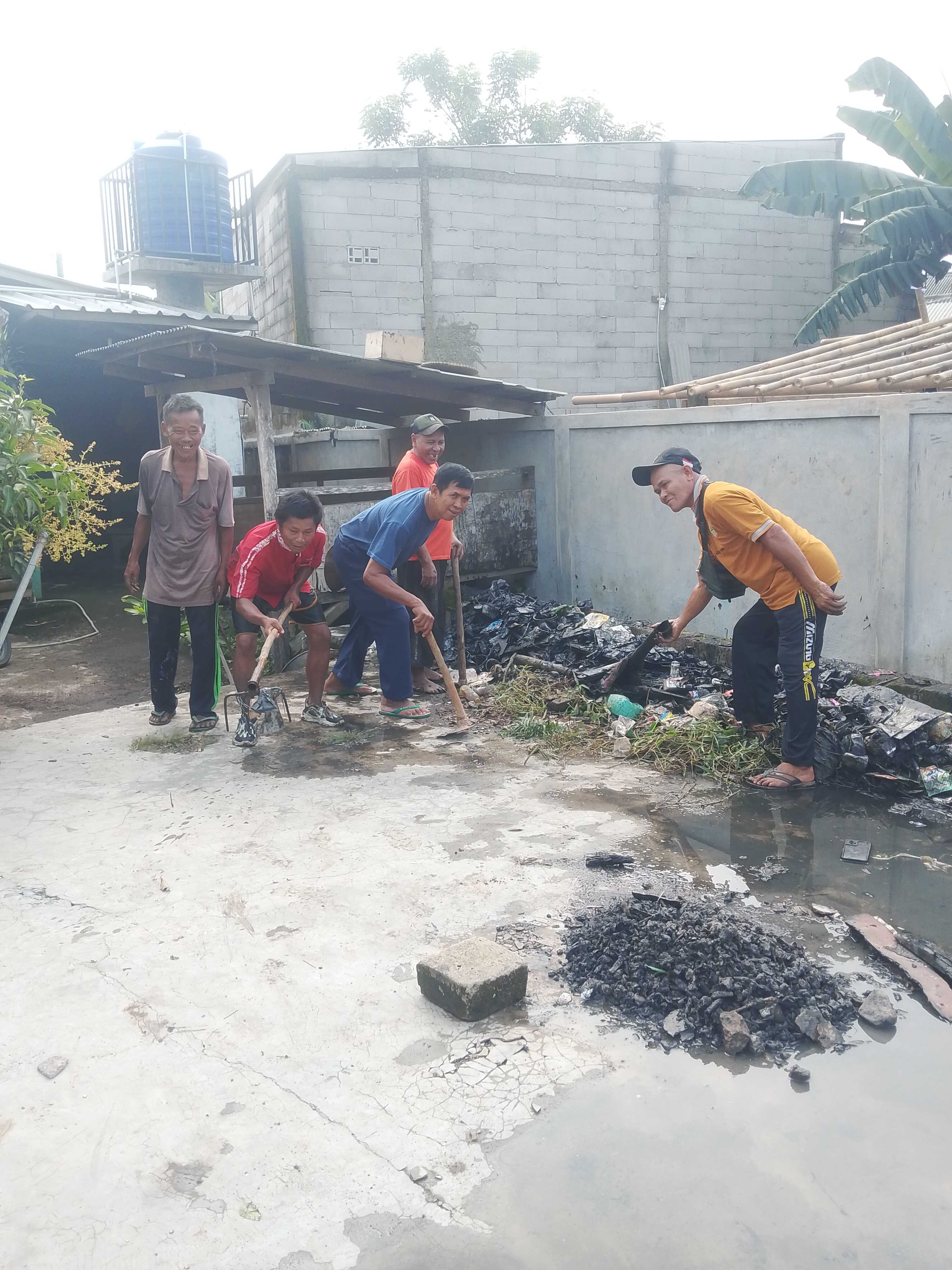 KERJA BAKTI DALAM MENGANTISIPASI BANJIR DI RT 05